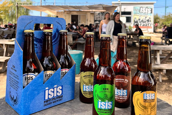 אנשים,אדמה ובירה טובה-מושב דקל